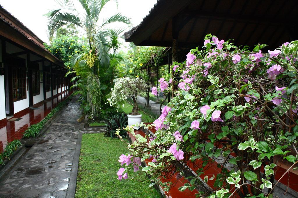 Hotel Ratih Матарам Екстериор снимка